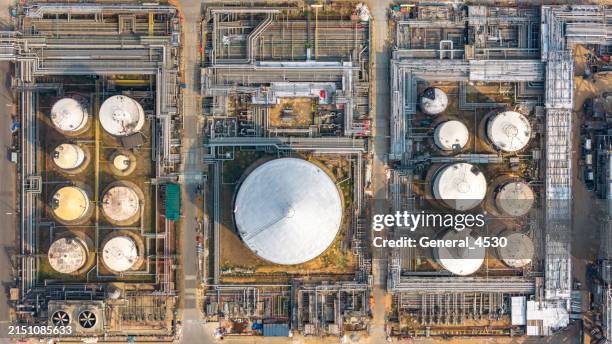 aerial top view oil storage tanks. - brennbar stock-fotos und bilder