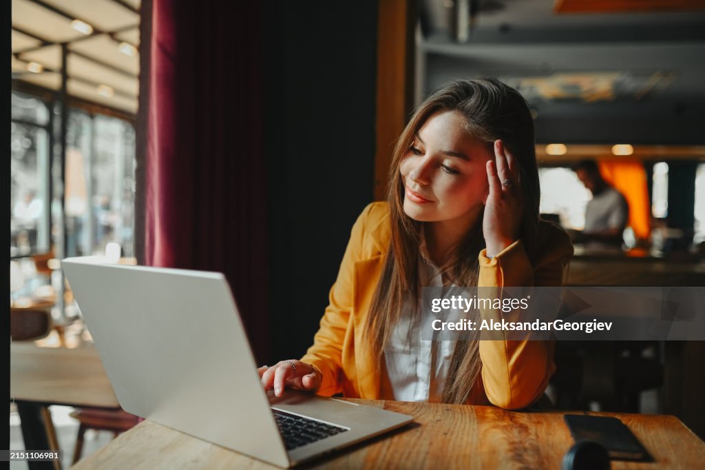 Schöne Frau Im Orangefarbenen Anzug, Die Einen Videoanruf Auf Dem Laptop Hat