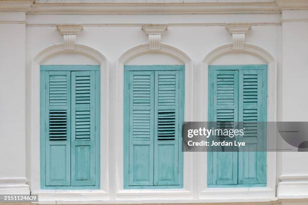 three heritage windows with colonial style - volet bleu photos et images de collection