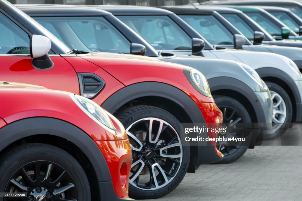 BMW MINI Fahrzeuge in einem öffentlichen Autohaus