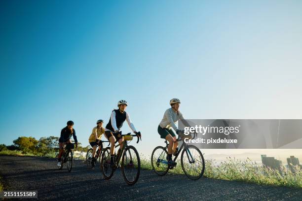 gruppo di cicliste, che si legano in un giro di fine settimana fuori città. - ciclista foto e immagini stock