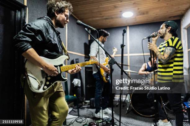 rockband probt im tonstudio - boygroup stock-fotos und bilder