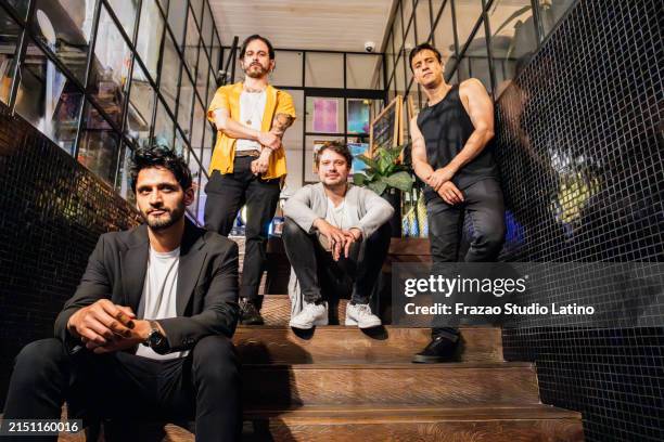 porträt einer rockband auf der treppe einer kneipe - boygroup stock-fotos und bilder