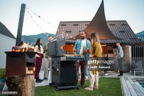 célébration de groupe diversifiée en plein air avec barbecue - vie sociale photos et images de collection