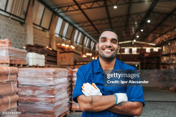 portrait d’un ouvrier d’entrepôt de matériaux de construction - toit-en-tuiles photos et images de collection
