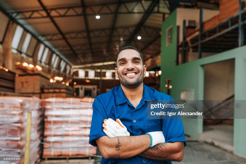 Retrato de um trabalhador de armazém de material de construção