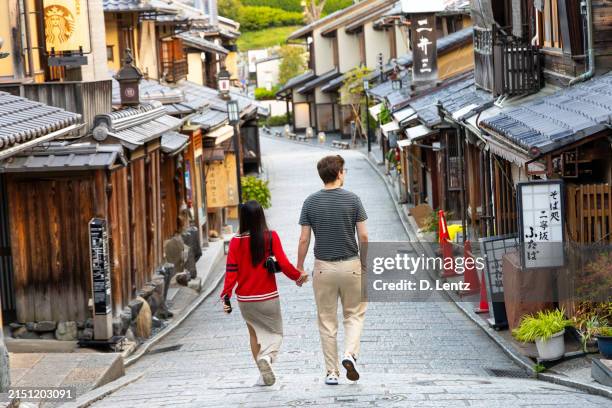junges paar in gion, kyoto - menschlicher rücken stock-fotos und bilder