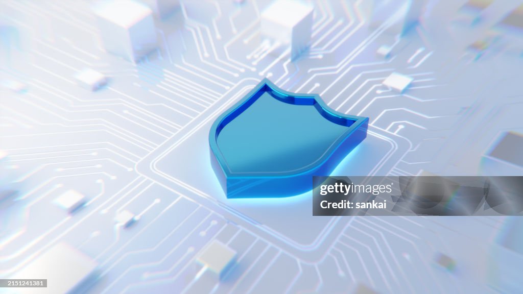 Digitales Sicherheitskonzept. Blaues glänzendes Shield-Symbol auf abstrakter Platine mit Zoom-In- und Linsenverzerrungseffekt