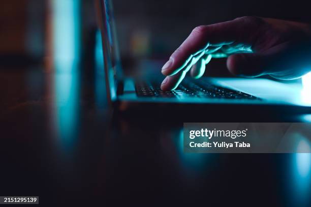 professionelle online-gamer-handfinger - hand mann stock-fotos und bilder