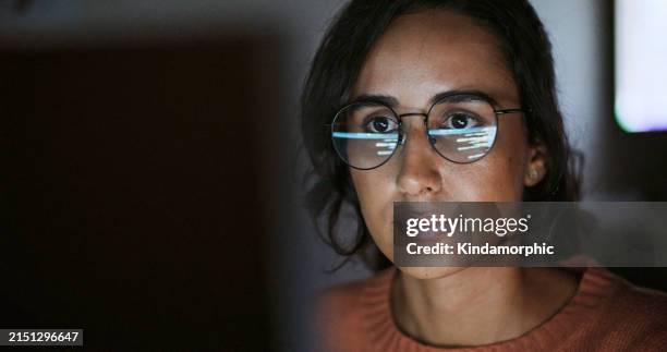 mujer hispanoamericana latinoamericana, ingeniera de software, desarrolladora, usa la computadora en la oficina en casa, trabaja en la codificación de programas por la noche. tecnología de desarrollo de lenguajes de programación, concepto de trabajo ind - concentración fotografías e imágenes de stock