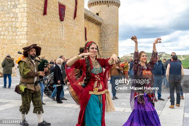 mittelalterlicher markt in den straßen der stadt - mittelaltermarkt stock-fotos und bilder