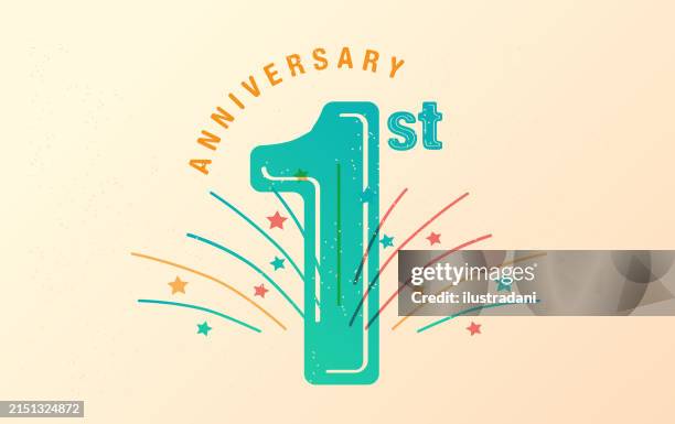 ilustraciones, imágenes clip art, dibujos animados e iconos de stock de logotipo del 1er aniversario con fuegos artificiales en estilo risógrafo - primer aniversario