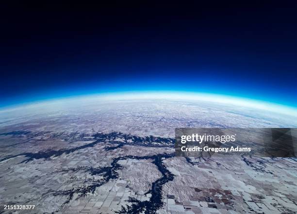 curved horizon - perspectiva desde un avión fotografías e imágenes de stock