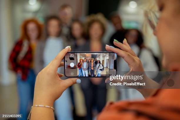 ils se souviendront toujours de ce moment - prendre une photo photos et images de collection