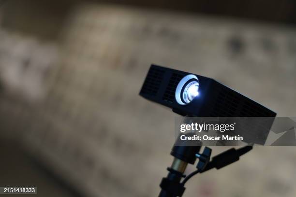 a light projector like eye. technology - faisceau de projecteur photos et images de collection