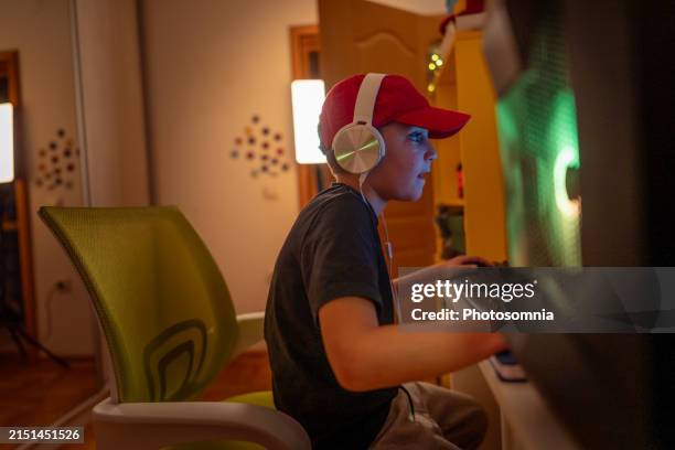 adolescente jugando juegos multijugador en pc de escritorio - videojuego fotografías e imágenes de stock
