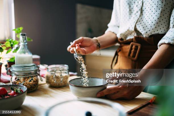 desayuno casero saludable preparado por una mujer - fibra dietética fotografías e imágenes de stock