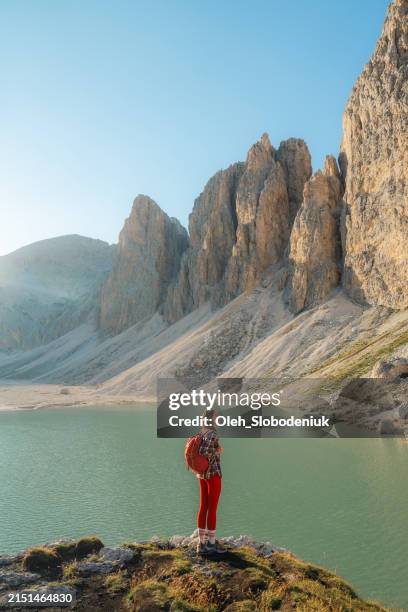 femme en randonnée près du lac antermoia dans les dolomites - provence paysage photos et images de collection