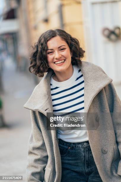 schöne moderne frau in der stadt - wolle stock-fotos und bilder