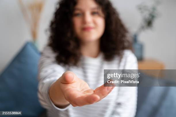frau streckt hand im weichzeichner aus - mithilfe stock-fotos und bilder