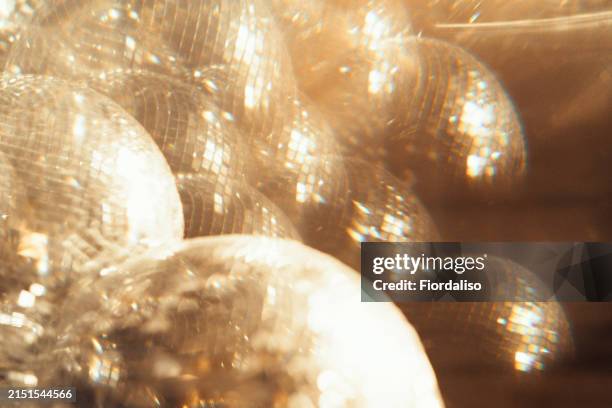 gradient golden background - globo espelhado imagens e fotografias de stock