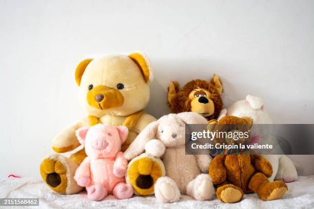 collection of teddy bears on the bed, children's room - muñeco de peluche fotografías e imágenes de stock
