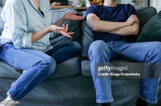 couple arguing - kommunikationsproblem stock-fotos und bilder