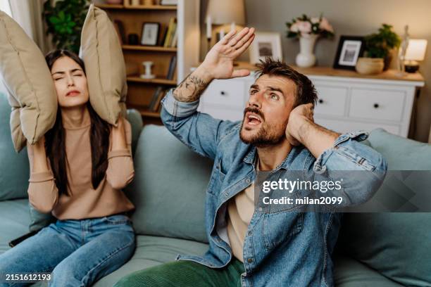noisy neighbor - lawaai stockfoto's en -beelden
