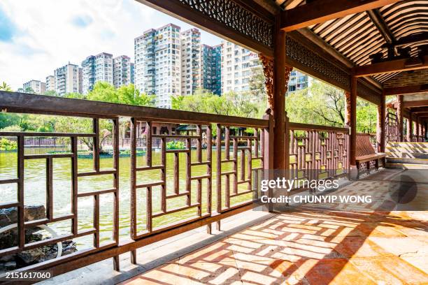 lingnan-garten am lai chi kok in hongkong - chinesischer garten im klassischen stil stock-fotos und bilder