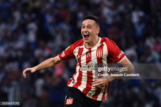 Fernando Zuqui of Estudiantes celebrates scoring the team's sixth and winning penalty in the penalty shoot out after the final match of Copa de la...