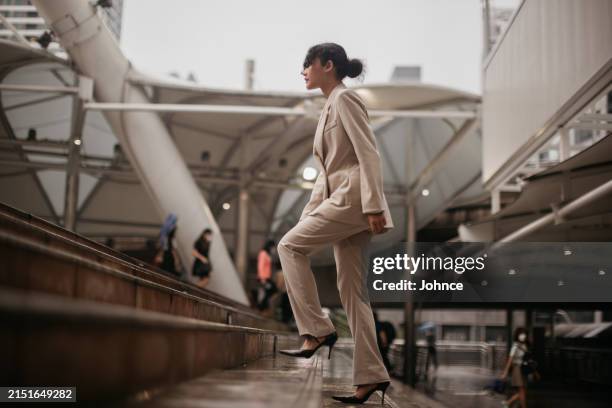 confident woman walking in the city - confident woman walking side view stock pictures, royalty-free photos & images