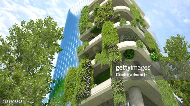 architettura moderna e sostenibile con il verde sulle facciate sotto un cielo azzurro e limpido - architettura ecologica foto e immagini stock