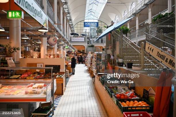 touristen und einheimische besuchen die neustädter markthalle in dresden - markthalle stock-fotos und bilder