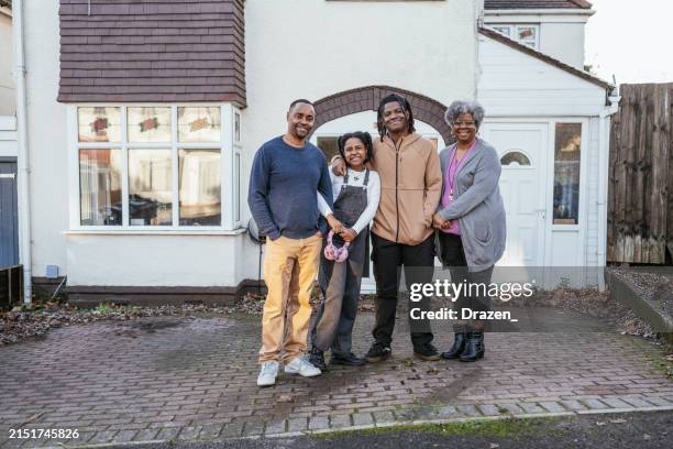 black family with two teenage kids in front of the house - birmingham housing foto e immagini stock