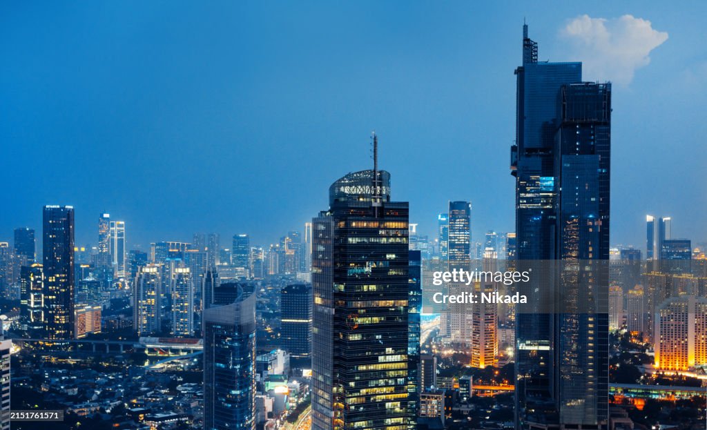 Vista di notte, quartiere degli affari di Jakarta, Indonesia
