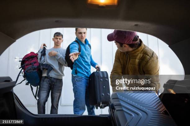 People Loading Luggage 42 Laughing Friends Loading Luggage Into Car Stock Photos, High-Res ...