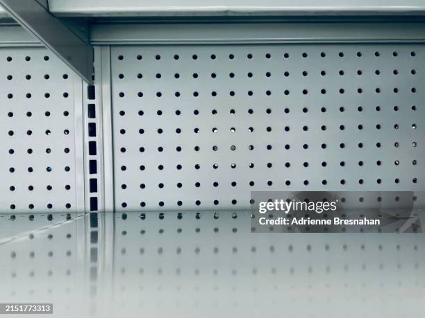 empty retail shelf - regal stock-fotos und bilder