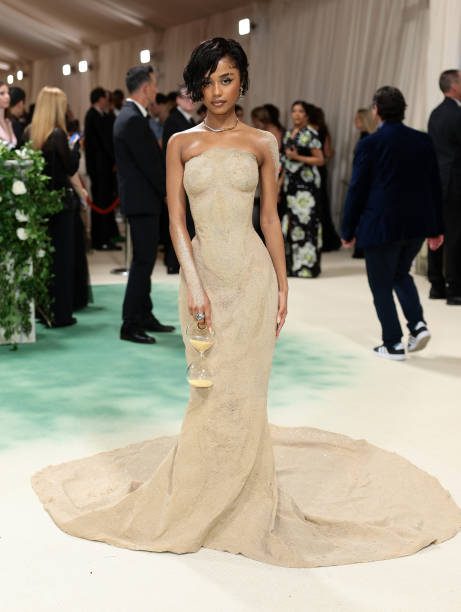 10 Showstopping Met Gala Outfits That Shaped Fashion History 8 10 Showstopping Met Gala Outfits That Shaped Fashion History 7