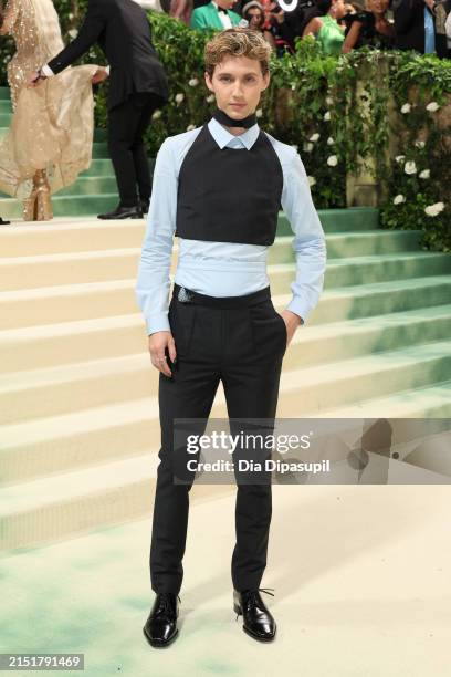 Troye Sivan attends The 2024 Met Gala Celebrating "Sleeping Beauties: Reawakening Fashion" at The Metropolitan Museum of Art on May 06, 2024 in New...