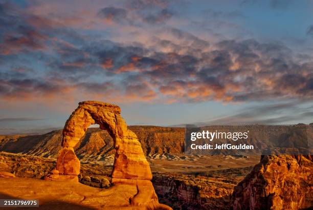 delicate arch bei sonnenuntergang - delicate arch stock-fotos und bilder