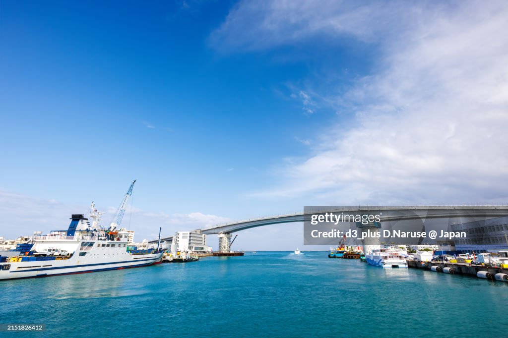 Tomari Ohashi Bridge at the exit of Tomari Port.
Heading to the Kerama Islands by high-speed jet ship, the Queen Zamami III.
Naha Tomari Port, the sea gateway to Naha.