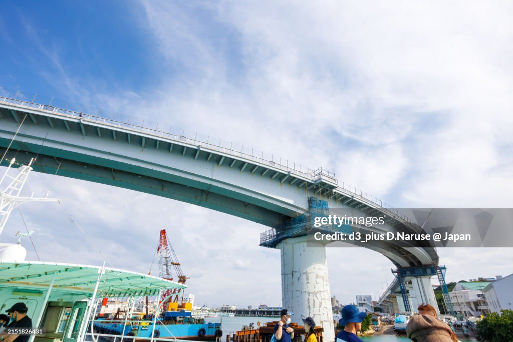 Tomari Ohashi Bridge at the exit of Tomari Port.
Heading to the Kerama Islands by high-speed jet ship, the Queen Zamami III.
Naha Tomari Port, the sea gateway to Naha.