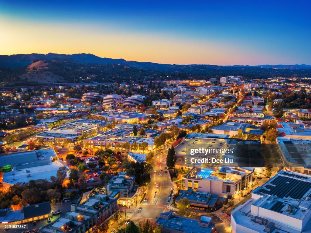 Walnut Creek Downtown Antenne in der Abenddämmerung