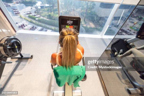 aerial view of woman on leg press machine in gym - flexible screen stock pictures, royalty-free photos & images