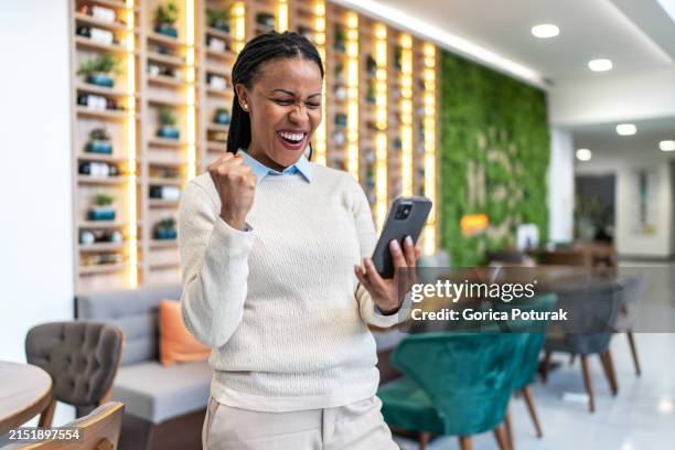 this is great news for me - afrikaanse etniciteit stockfoto's en -beelden