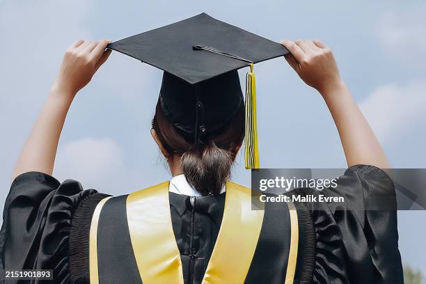 félicitations pour l’obtention du diplôme, les diplômés font la queue en attendant l’attribution du certificat de diplôme - toque de diplômé photos et images de collection