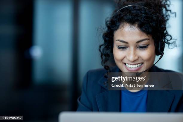 enhance customer satisfaction and loyalty with customer service management (crm) solution in your business operation. a female customer service and support is available over the phone and web service to assist customer to provide after-sales service. - opérateur téléphonique photos et images de collection