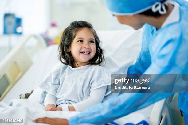 getting comfortable - kinderarts stockfoto's en -beelden