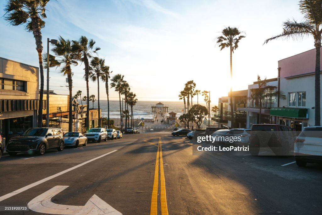 Blick auf den Pier in Manhattan Beach bei Sonnenuntergang