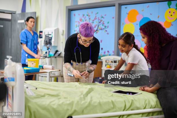 madre e hija con un médico pediatra en la sala del hospital - hospital infantil fotografías e imágenes de stock
